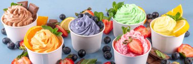 Donmuş yoğurt çeşitleri. Çikolatalı, vanilyalı, böğürtlenli, meyveli dondurma. İçinde yaban mersini, çikolata, çilek, portakal, limon, nane...