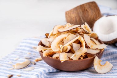 Ev yapımı hindistan cevizi cipsleri, sağlıklı organik hindistan cevizi krakerleri, keto için alternatif atıştırmalıklar, diyet yaşam tarzı, taze hindistan cevizi, kopyalama alanı.