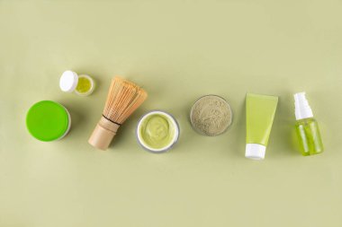 Matcha Skincare Kozmetik Arkaplanı kibrit tozu, krem, serum, yüz maskesi, fırça, toner ve nemlendirici, doğal temizlik anti-yaşlı cilt bakımı eğilimi