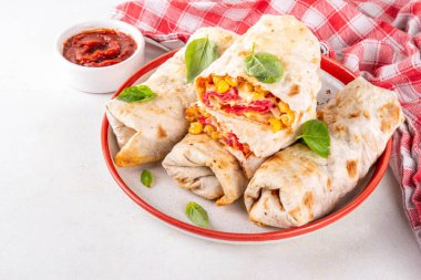 Ev yapımı fırında pizza, pizza stili quesadilla dürümleri pepperoni ya da salam, domates, peynir ve mısır, mutfak masasında sıcak domates sosu, fotokopi alanı.