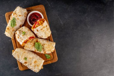 Ev yapımı fırında pizza, pizza stili quesadilla dürümleri pepperoni ya da salam, domates, peynir ve mısır, mutfak masasında sıcak domates sosu, fotokopi alanı.