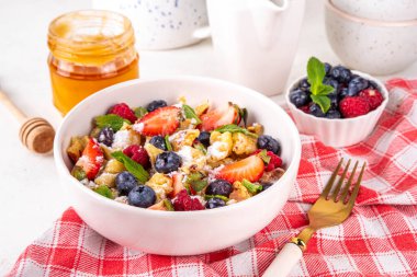 Virüslü, taze dutlu gözleme, yaz tatlı kahvaltı ya da öğle yemeği tarifi fikri, pudra şekeri ve bal, beyaz mutfak masasının üzerinde.