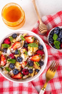 Virüslü, taze dutlu gözleme, yaz tatlı kahvaltı ya da öğle yemeği tarifi fikri, pudra şekeri ve bal, beyaz mutfak masasının üzerinde.