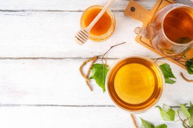 Doğal organik huş ağacı çayı. Huş ağacı küpeli bitki çayı. Yapraklar ve çiçek açan bal ve polen, organik sıcak detoks sağlıklı diyet içeceği