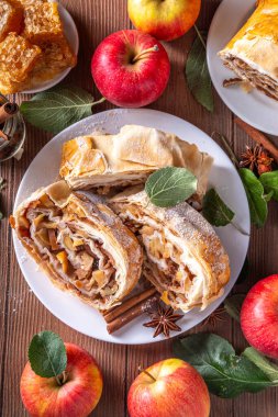 Karamelli elmalı, kuru üzümlü, fındıklı, ballı, tarçınlı, elmalı turta.