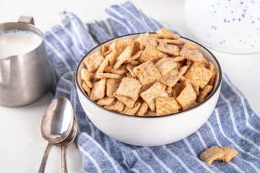 Porsiyonlu kasede sütlü tarçınlı tost karışımı. Tatlı Moda Çıtır Tarçınlı Kahvaltı Gevreği 