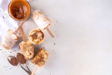 Dalgona kahveli buzlu dondurma, hazır kahve espresso dondurması, ev yapımı donmuş Kore dalgona kahveli tatlı. 