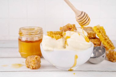 Krema bazlı süt ve ballı dondurma, tatlı yaz dondurması, ev yapımı kremalı bal tadında ballı dondurma, ballı çiselemeli dondurma.