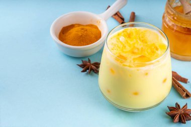 Buzlu altın sütlü içecek, buz küplü zerdeçal latte, yaz mevsimi soğuk içeceği, alternatif ayurvedic kokteyl.