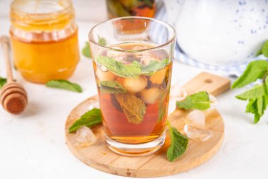 Nane ve bal buzlu çay, soğuk yaz ferahlatıcı soğuk içecek bir sürü nane yaprağı, bal ve buz küpleri, fotokopi alanı