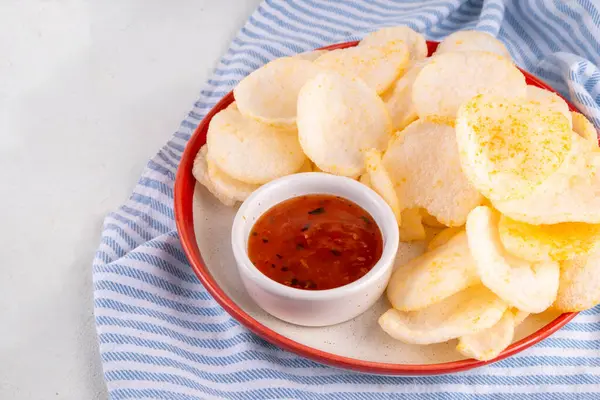 Çıtır çıtır pirinçli karides cipsi. Soslu kokulu karides krakerleri, geleneksel Asya fast food atıştırmalıkları, abur cuburlar daha sağlıklı alternatifler