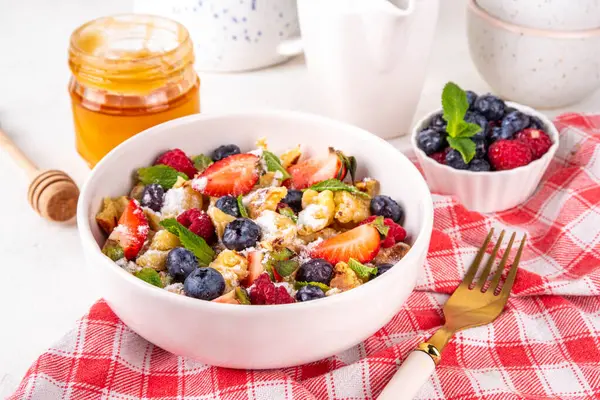 Virüslü, taze dutlu gözleme, yaz tatlı kahvaltı ya da öğle yemeği tarifi fikri, pudra şekeri ve bal, beyaz mutfak masasının üzerinde.