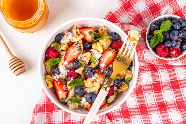 Virüslü, taze dutlu gözleme, yaz tatlı kahvaltı ya da öğle yemeği tarifi fikri, pudra şekeri ve bal, beyaz mutfak masasının üzerinde.