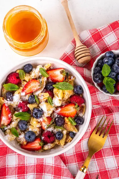 Virüslü, taze dutlu gözleme, yaz tatlı kahvaltı ya da öğle yemeği tarifi fikri, pudra şekeri ve bal, beyaz mutfak masasının üzerinde.