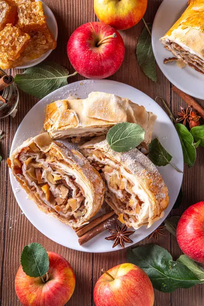 Karamelli elmalı, kuru üzümlü, fındıklı, ballı, tarçınlı, elmalı turta.