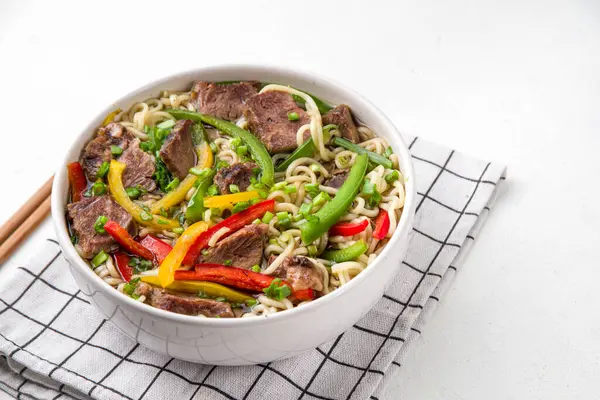 Sığır eti, sebze, soya sosu ve soğanlı Lo Mein Noodles. Basit ev yapımı Asya usulü lo mein pirinç eriştesi, kopyalama alanı