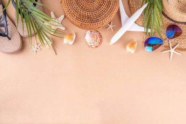 Yaz tatili ve hasır şapkalı, çantalı, terlikli, palmiye yapraklı, güneş gözlüklü, kameralı, deniz kabuklu ve okyanus yıldızlı tatil geçmişi. Plaj ve tropikal yaz tatili arka planı, üst görünüm kopyalama alanı