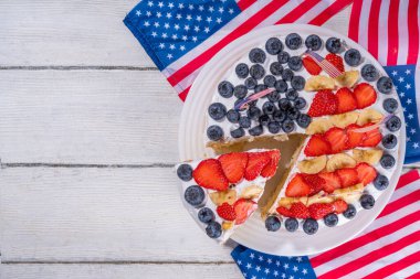  Bayrak ve böğürtlenli 4 Temmuz pastası. Ev yapımı vatansever Amerikan bayrağı çizgili vanilyalı kremalı kek, Bayram Partisi yaz tatlısı. 