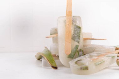 Aloe Vera dondurmalı dondurma, lolipop dondurma. Vegan sağlıklı diyet yaz atıştırmalığı, beyaz arka planda kopyalama alanı