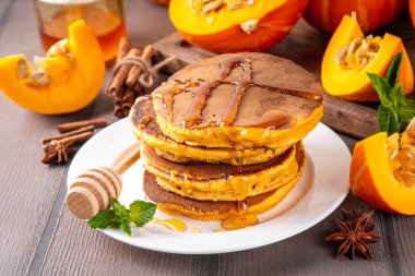 Sonbahar kahvaltısı tatlıları, balkabağı krepleri. Ev yapımı balkabaklı gözleme yığını. Ballı ve baharatlı, kopyalama alanı.