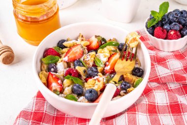 Virüslü, taze dutlu gözleme, yaz tatlı kahvaltı ya da öğle yemeği tarifi fikri, pudra şekeri ve bal, beyaz mutfak masasının üzerinde.