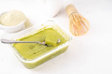 Kiraz jöleli kolajen tatlı, yeşil kibrit çayı ve jöle ile yapılan sağlıklı organik atıştırmalık.