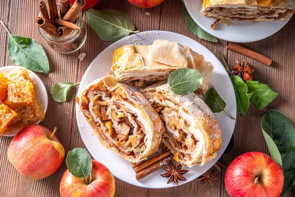 Karamelli elmalı, kuru üzümlü, fındıklı, ballı, tarçınlı, elmalı turta.