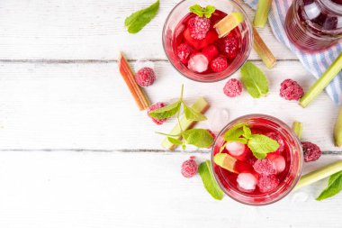 Ahubarb üzümlü buzlu çay, limonata ya da mojito. Soğuk yaz meyveli içecek. Beyaz ahşap masa üzerinde ravent şurubu, ahududu ve nane ile. 