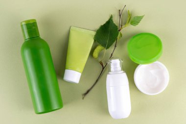 Birch Juice dondurması, Nemlendirici ve bitkisel organik yüz kozmetiği temizleyici jel seti. Huş ağacı özlü doğal cilt bakımı, farklı kozmetik ürünlerinde açık yeşil arka planda sahte kavanozlar.