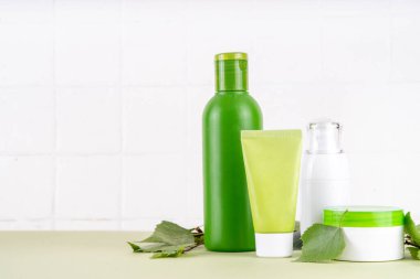 Birch Juice dondurması, Nemlendirici ve bitkisel organik yüz kozmetiği temizleyici jel seti. Huş ağacı özlü doğal cilt bakımı, farklı kozmetik ürünlerinde açık yeşil arka planda sahte kavanozlar.