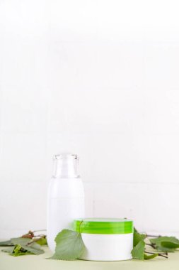 Birch Juice dondurması, Nemlendirici ve bitkisel organik yüz kozmetiği temizleyici jel seti. Huş ağacı özlü doğal cilt bakımı, farklı kozmetik ürünlerinde açık yeşil arka planda sahte kavanozlar.