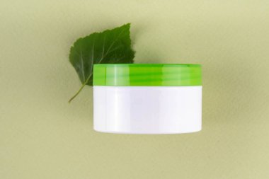 Birch Juice dondurması, Nemlendirici ve bitkisel organik yüz kozmetiği temizleyici jel seti. Huş ağacı özlü doğal cilt bakımı, farklı kozmetik ürünlerinde açık yeşil arka planda sahte kavanozlar.