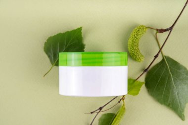 Birch Juice dondurması, Nemlendirici ve bitkisel organik yüz kozmetiği temizleyici jel seti. Huş ağacı özlü doğal cilt bakımı, farklı kozmetik ürünlerinde açık yeşil arka planda sahte kavanozlar.