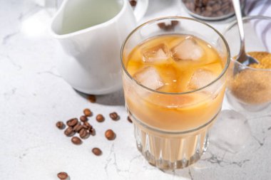 Ev yapımı buzlu latte kahve, sütlü kahve espresso, yaz aylarında soğuk, ferahlatıcı içecek konsepti