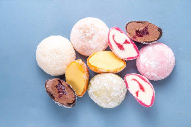 Çeşitli renklerde meyve ve böğürtlen mochi çeşitleri. Geleneksel Japon dondurması, pirinç hamurlu tatlı, kopyalama alanı.