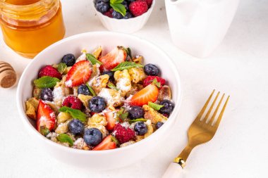 Virüslü, taze dutlu gözleme, yaz tatlı kahvaltı ya da öğle yemeği tarifi fikri, pudra şekeri ve bal, beyaz mutfak masasının üzerinde.