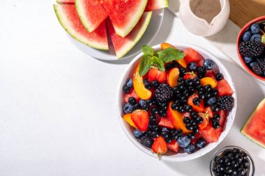 Yaz meyveli salata ve tapyoka incileri. Beyaz masa arkasında karpuz, çilek, yabanmersini ve balonlu çay toplarıyla sağlıklı diyet ferahlatıcı salata fotokopi alanı