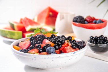 Yaz meyveli salata ve tapyoka incileri. Beyaz masa arkasında karpuz, çilek, yabanmersini ve balonlu çay toplarıyla sağlıklı diyet ferahlatıcı salata fotokopi alanı
