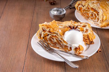 Ev yapımı balkabaklı börek. Vanilyalı dondurma kepçesiyle kaplı, cevizli ve tarçınlı balkabaklı meyveli kek.
