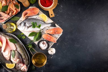 Çeşitli çiğ balıklar ve deniz ürünleri. Taze balık, karides, midye, havyar çeşitleri düzlük, balık satışı ve pazar şablonu, 