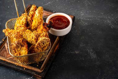 Lezzetli, taze pişmiş tavuk nugget ya da şeritli, altın mısır ekmekli, daha az yağda kızartılmış. Ev yapımı dengeli diyet fast food alternatifi