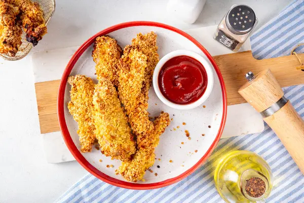 Lezzetli, taze pişmiş tavuk nugget ya da şeritli, altın mısır ekmekli, daha az yağda kızartılmış. Ev yapımı dengeli diyet fast food alternatifi