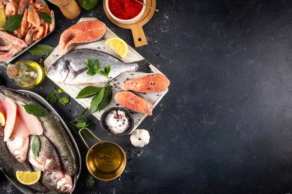 Çeşitli çiğ balıklar ve deniz ürünleri. Taze balık, karides, midye, havyar çeşitleri düzlük, balık satışı ve pazar şablonu, 