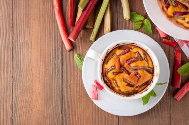 Yaz ev yapımı pişirme, hızlı mikrodalga fırın kek, mugcake. Basit tatlı mevsimlik tatlı tarifi, üstünde ravent dilimleri ve içinde tatlı reçel olan sünger keki.