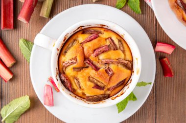 Yaz ev yapımı pişirme, hızlı mikrodalga fırın kek, mugcake. Basit tatlı mevsimlik tatlı tarifi, üstünde ravent dilimleri ve içinde tatlı reçel olan sünger keki.