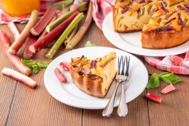 Yaz ev yapımı pişirme, lezzetli ravent turtası. Tatlı mevsimlik tatlı tarifi, üstünde ravent dilimleri ve içinde tatlı reçel olan sünger keki.