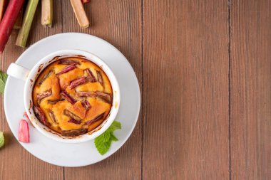 Yaz ev yapımı pişirme, hızlı mikrodalga fırın kek, mugcake. Basit tatlı mevsimlik tatlı tarifi, üstünde ravent dilimleri ve içinde tatlı reçel olan sünger keki.