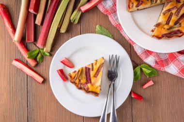 Yaz ev yapımı pişirme, lezzetli ravent turtası. Tatlı mevsimlik tatlı tarifi, üstünde ravent dilimleri ve içinde tatlı reçel olan sünger keki.