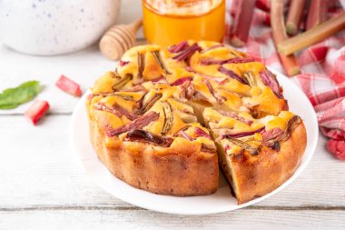 Yaz ev yapımı pişirme, lezzetli ravent turtası. Tatlı mevsimlik tatlı tarifi, üstünde ravent dilimleri ve içinde tatlı reçel olan sünger keki.