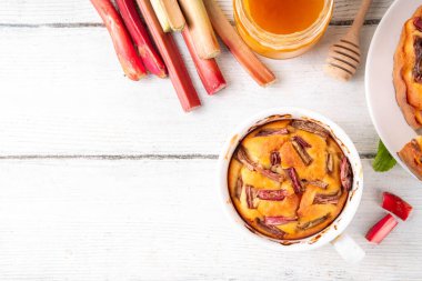 Yaz ev yapımı pişirme, hızlı mikrodalga fırın kek, mugcake. Basit tatlı mevsimlik tatlı tarifi, üstünde ravent dilimleri ve içinde tatlı reçel olan sünger keki.